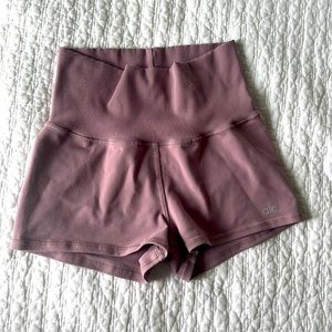 Alo Yoga Aura Shorts in dusty lavender small